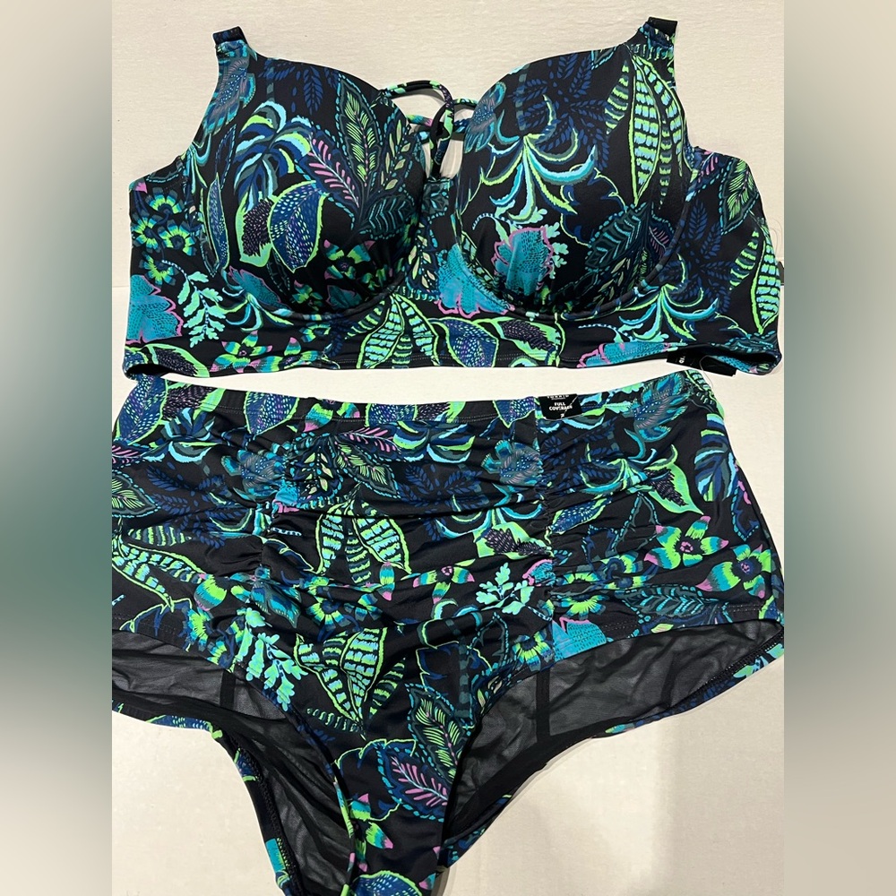 Torrid Plus Size Tropical Print Bikini Set Top size 4 D/F bottom size 2 NWT